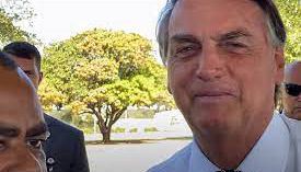 Bolsonaro volta a usar expressão racista e diz que negros são pesados em arrobas