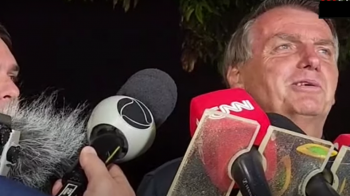 Bolsonaro diz que deu faca com seu nome para Alexandre de Moraes: 'ficou meio apavorado'