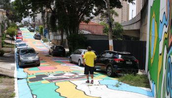 Moradores de São Paulo decoraram rua para a Copa do Mundo