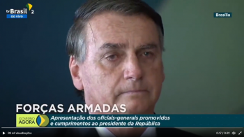Bolsonaro cai no choro durante apresentação de oficias das Forças Armadas
