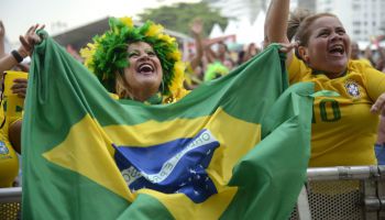 Torcedores vibram e Copacabana vira festa com vitória do Brasil
