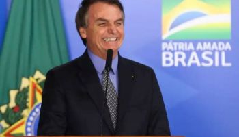 Bolsonaro põe sigilo de 100 anos no cachê de cantor que fez propaganda