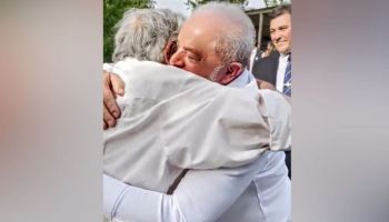 O emocionante e histórico abraço de Lula e Pepe Mujica no Uruguai