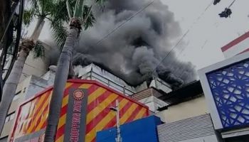 Parte de shopping desaba em incêndio que atinge Lojas Americanas em Nova Iguaçu
