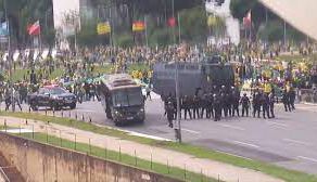 Novas imagens de ataques bolsonaristas a Brasília mostram PMDF recuando para golpistas