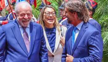 Lula defende acordo entre Mercosul e China em reunião com presidente do Uruguai
