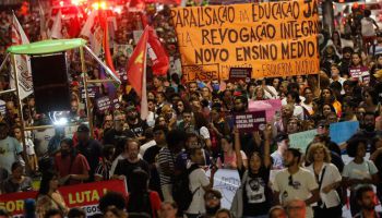 Professores e alunos fazem manifestação em SP contra novo ensino médio