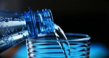 Nestlé destrói milhões de garrafas de água por contaminação