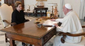 Dilma Rousseff se emociona ao ser recebida pelo Papa Francisco