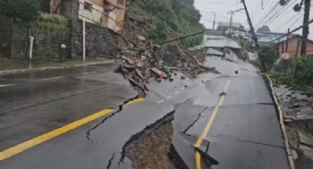 Imagem assustadora: Chuva intensa no RS destrói rua de Gramado
