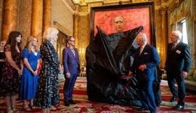 Novo retrato de Rei Charles, mergulhado em tons de vermelho, deu o que falar