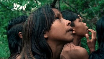 História de comunidade indígena premiada em Cannes chega aos cinemas